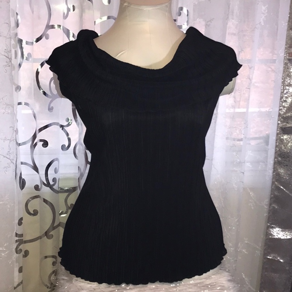 Off the shoulder black top 🍓